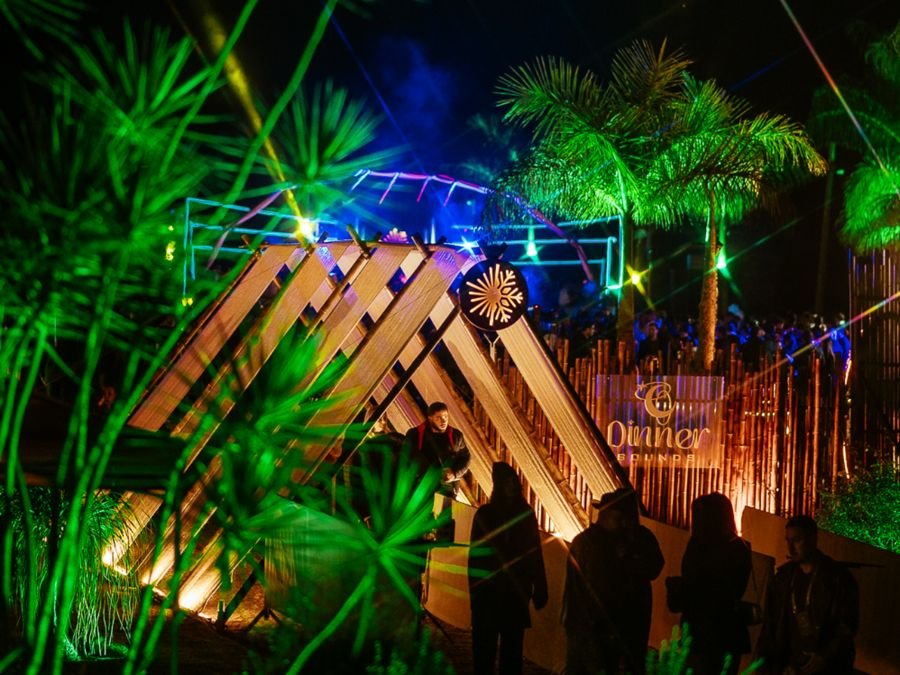 Estrutura iluminada e público no Weekend Pedra Azul